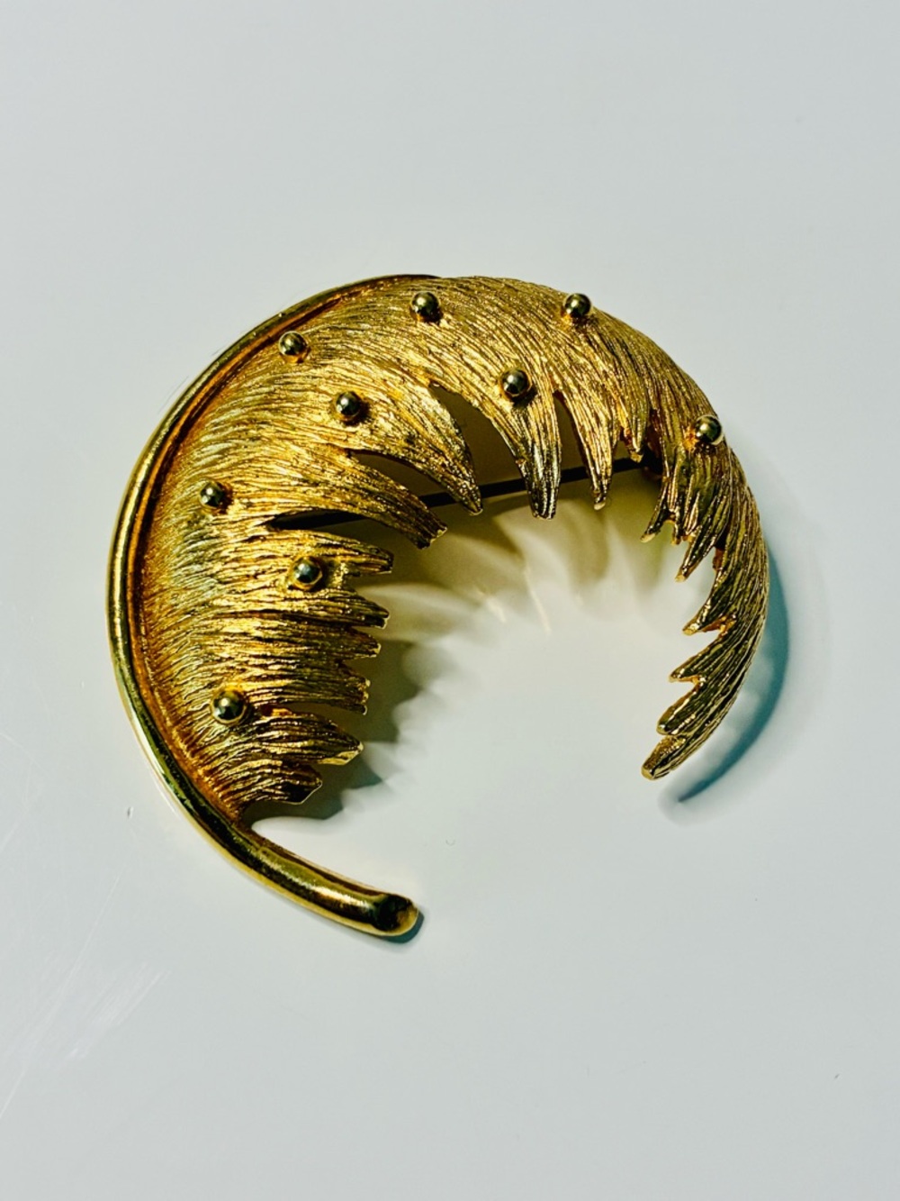 VTG Textured Gold-Tone Crescent Brooch Classic Quiet Luxury Everyday Elegant EUC